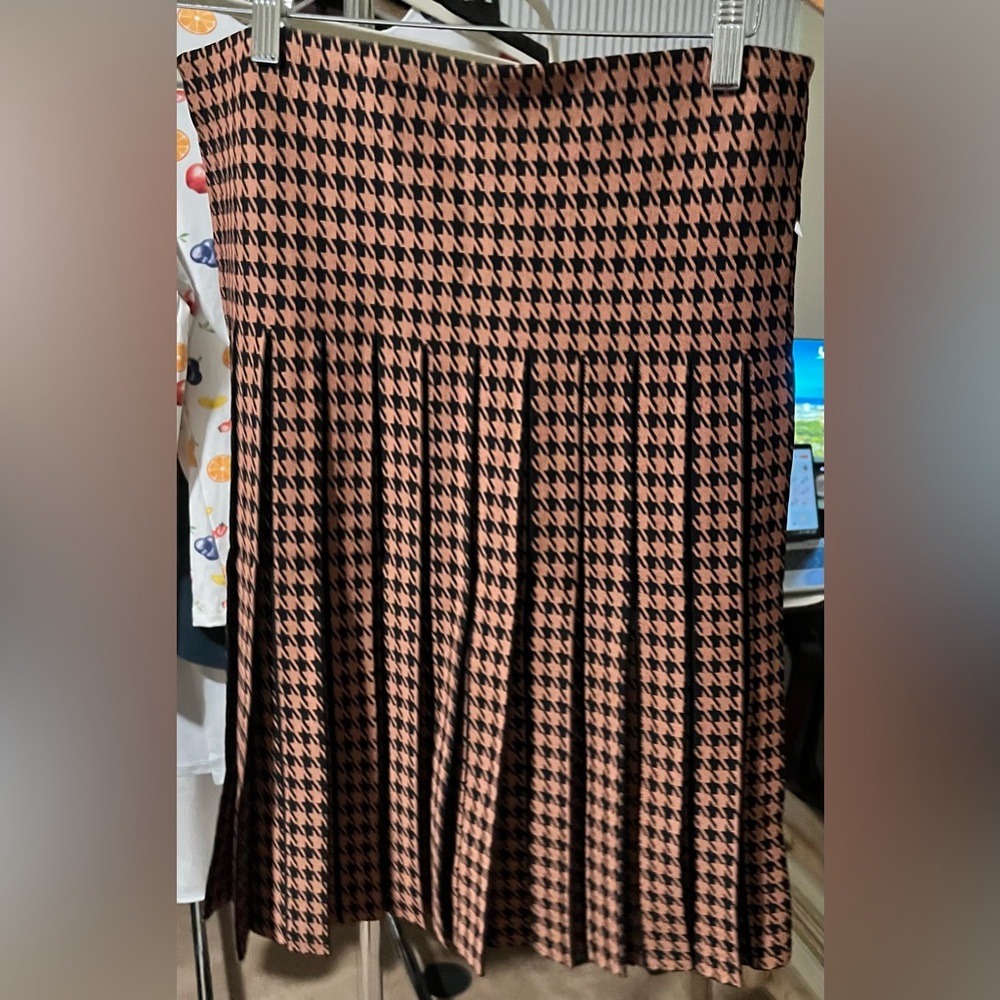 Elegant Pleated Houndstooth 23” Midi Skirt - Black and Brown - Picture 4 of 9